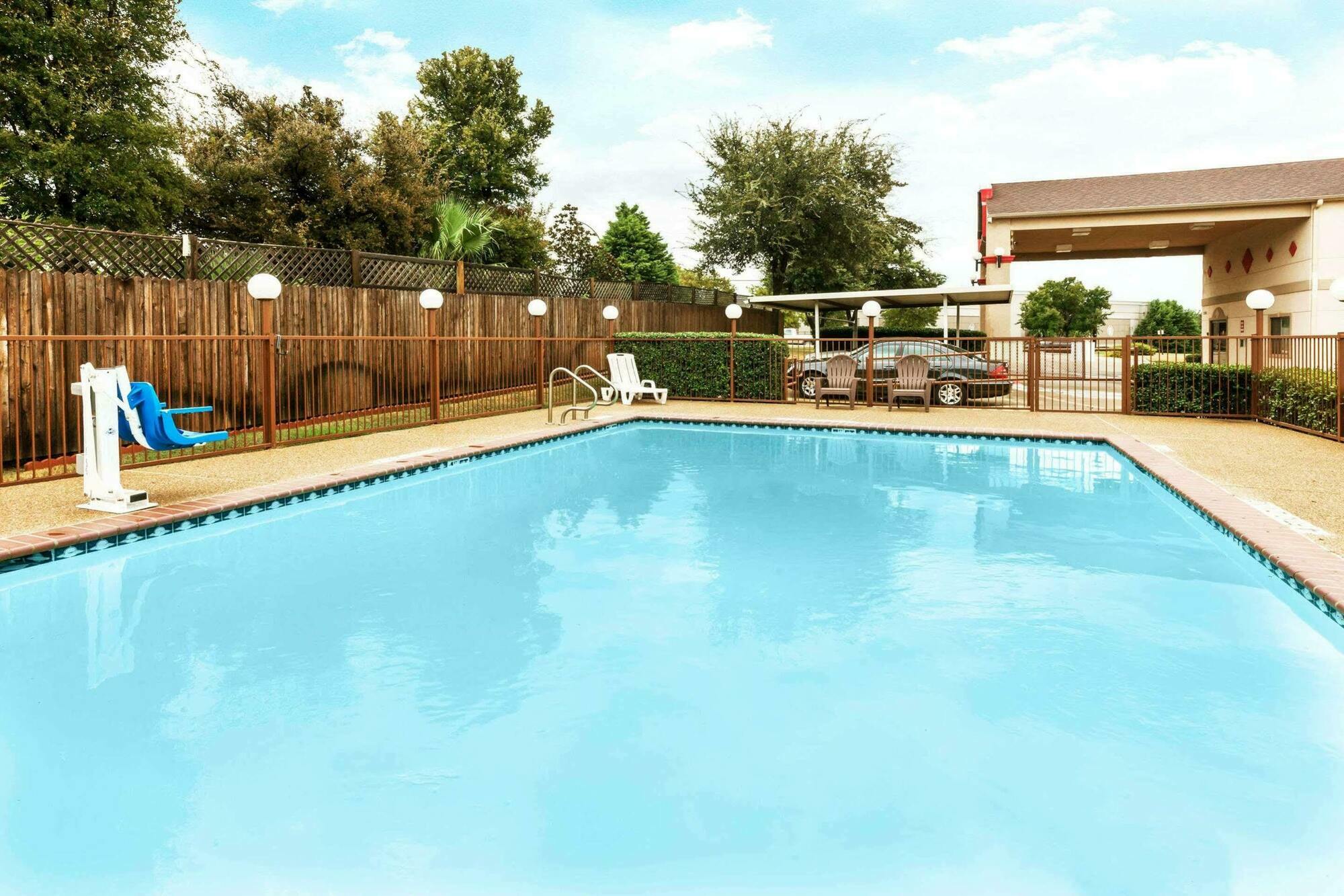 Hotel Super 8 By Wyndham Arlington East Extérieur photo